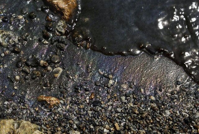 عکس تزئینی است. صدور دستور قضایی برای جمعآوری لکههای نفتی رودخانه مارون