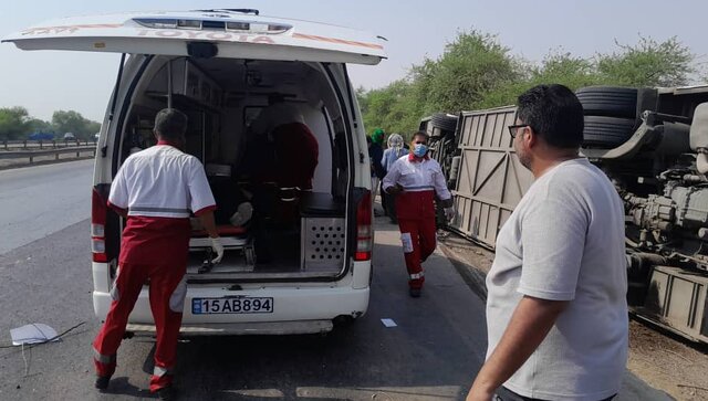 واژگونی اتوبوس در محور شوش ـ اهواز/ اعزام ۶ تیم هلال‌احمر به محل حادثه