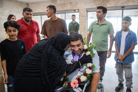 عرفان بُندری مدا‌ل‌آور مسابقات قهرمانی پارادوومیدانی جهانی هند به همراه مادربزرگش
