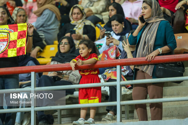 استقبال پرشور دختران خوزستانی از شهرآور فوتبال در اهواز