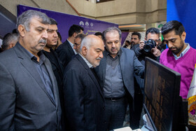 بازدید سید محمدرضا موالی زاده استاندار خوزستان از نمایشگاه هفته پژوهش و فناوری در دانشگاه شهید چمران اهواز