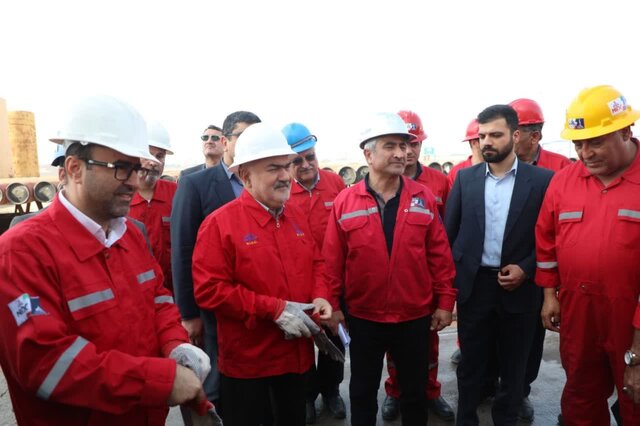 تاکید استاندار خوزستان بر فعال‌سازی ظرفیت‌های استخراج نفت برای افزایش تولید ناخالص داخلی