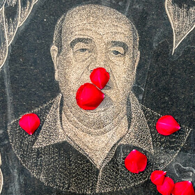 گل‌ها، سنگ‌قبرها و یاد پدران؛ روز پدر در بهشت‌آباد اهواز