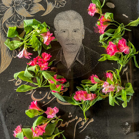 گل‌ها، سنگ‌قبرها و یاد پدران؛ روز پدر در بهشت‌آباد اهواز