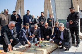 ادای احترام وزیر فرهنگ و ارشاد اسلامی به یادمان شهید گمنام استانداری خوزستان