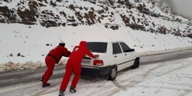 رها سازی بیش از ۴۳۰ خودرو گرفتار در برف در جاده های کردستان