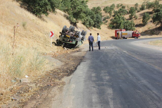 آلودگی زیست محیطی بر اثر واژگونی تانکر حامل بنزین در محور کامیاران به پالنگان