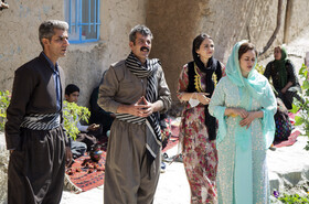 پوشش لباس محلی زنان و مردان در روستای دولاب