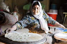 پخت نان محلی توسط زنان منطقه در روستای هورامان