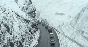 بارش برف جاده‌های کردستان را لغزنده کرده است