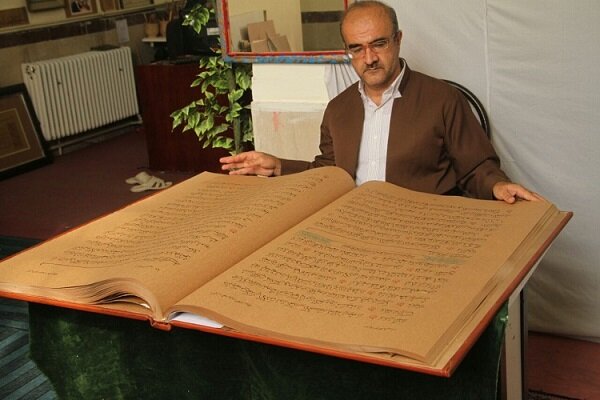 کتابت بیش از ۱۰۰۰ تابلو خوشنویسی از آیات قرآن