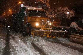 عملیات برف روبی و نمک پاشی معابر سنندج همچنان در حال اجرا است