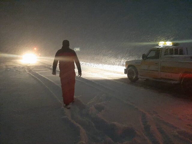 امدادرسانی به خودروهای گرفتار در برف در کردستان