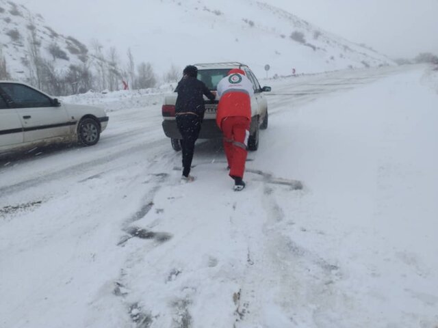 امدادرسانی به خودروهای گرفتار در برف در کردستان