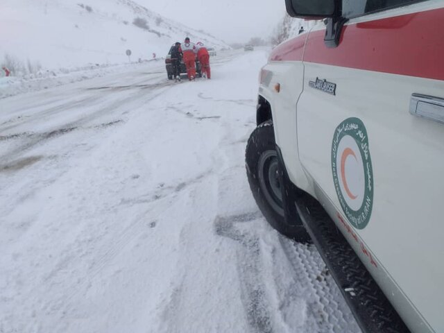 امدادرسانی به خودروهای گرفتار در برف در کردستان