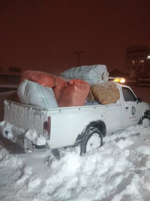 امدادرسانی به خودروهای گرفتار در برف در کردستان