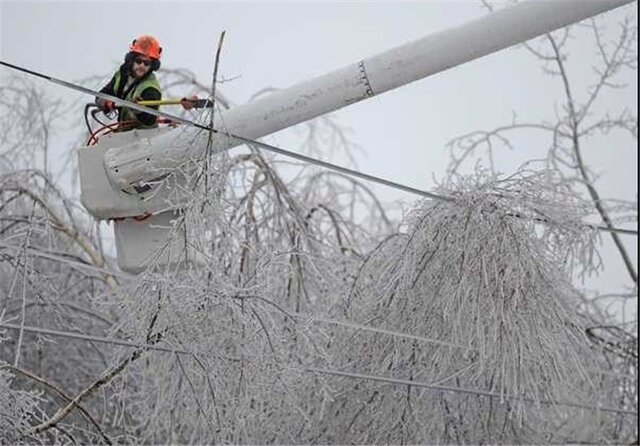 قطع شبکەهای برق بسیاری از روستاهای کردستان بە دلیل بارش برف