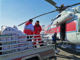 امدادرسانی بالگردهای هلال‌احمر بە روستاهای محاصرە در برف استان کردستان