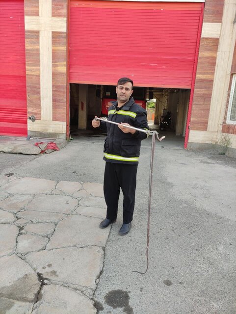 یک حلقه مار در یک واحد مسکونی در بانه زنده گیری شد