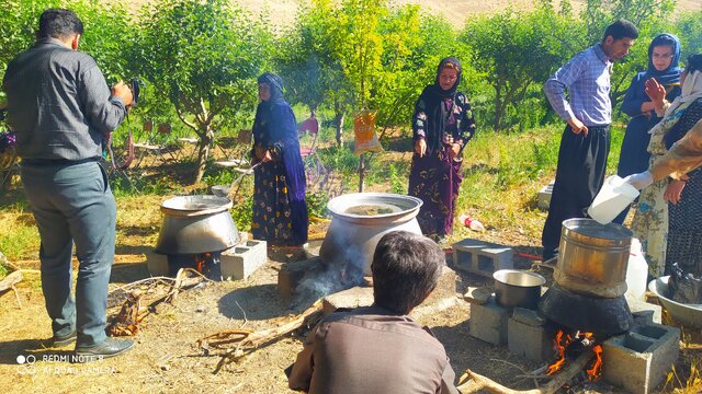 سفر بە صرف تماشای گلاب‌گیری سنتی