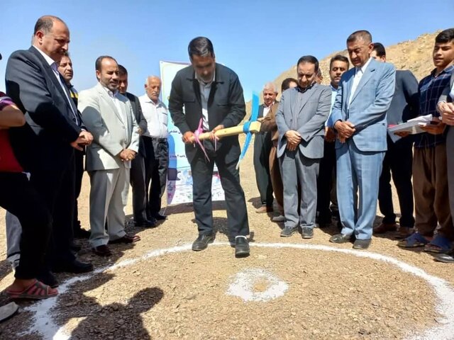 کلنگ‌زنی احداث مدرسه ۶ کلاسه سرخه دزج توسط فرماندار سنندج 