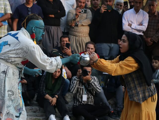 انجام ۲٦ اجرا در دومین روز از جشنوارە تئاتر خیابانی مریوان