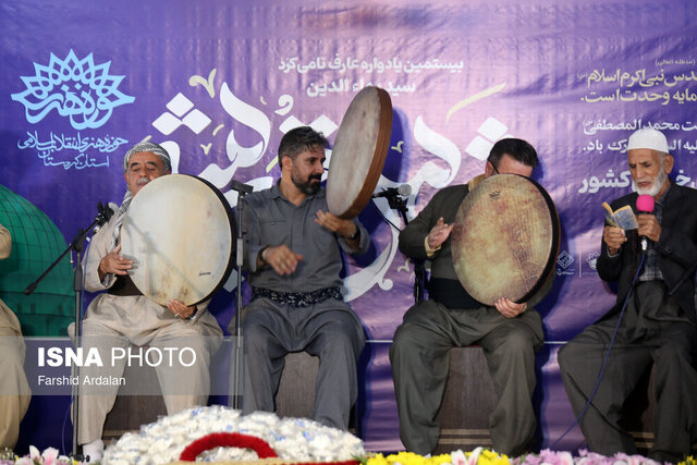 همنوایی دف با نوای میلاد در بیستمین یادوارە «سیدبهاالدین شمس قریشی» در سنندج