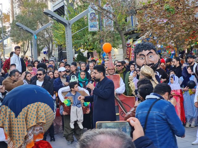 آغاز جشنواره تئاتر استانی /کارناوال شادی در شهر سنندج بە راه افتاد آغاز جشنواره تئاتر استانی /کارناوال شادی در شهر سنندج بە راه افتاد