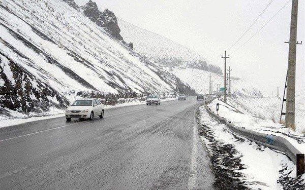 بارش برف و مه‌گرفتگی در بیشتر محورهای مواصلاتی کردستان