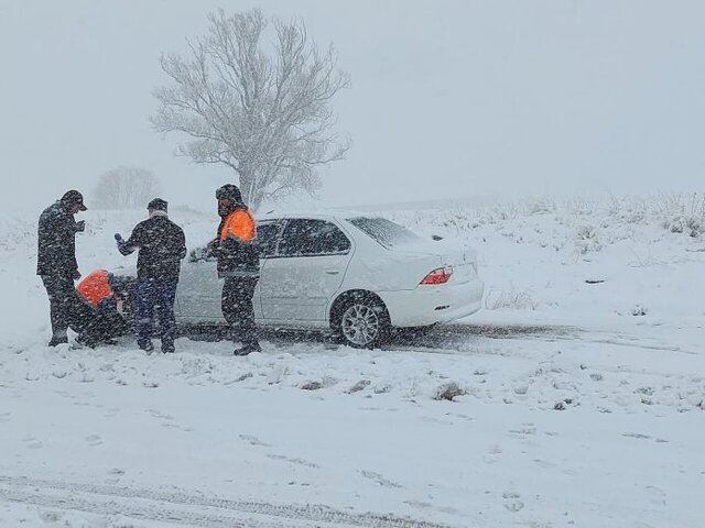 امدادرسانی به ۳۰۰ خودرو و مسافر گرفتار در برف و کولاک کردستان 