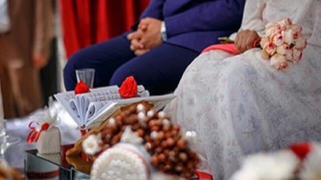 میانگین سن ازدواج مردان در لرستان ۲۸/۹ و زنان ۲۳/۷ است میانگین سن ازدواج مردان در لرستان ۲۸/۹ و زنان ۲۳/۷ است