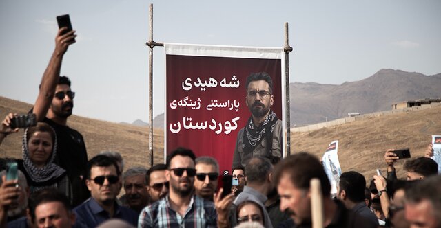 وداع مردم سنندج با قهرمان بیادعای طبیعت/ حمید مرادی در آغوش خاک آرام گرفت وداع مردم سنندج با قهرمان بیادعای طبیعت/ حمید مرادی در آغوش خاک آرام گرفت