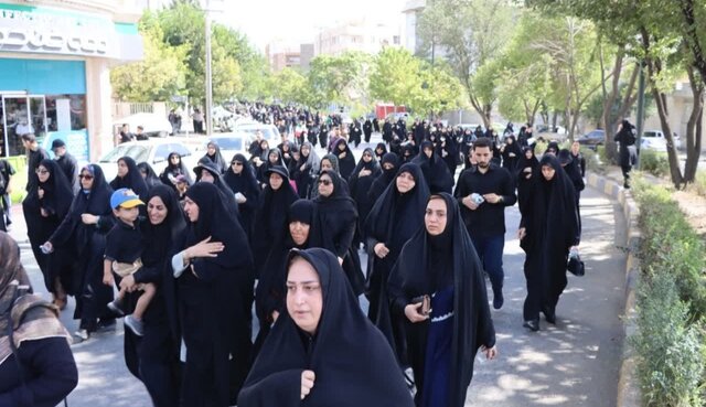 دور از حرم و همقدم با دلدادگان اربعین حسینی در خیابانهای سنندج