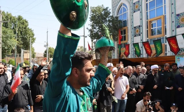 دور از حرم و هم‌قدم با دلدادگان اربعین حسینی در خیابان‌های سنندج
