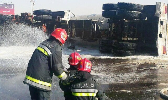 واژگونی کامیون حامل سوخت در محور مریوان ـ سنندج جان راننده را گرفت