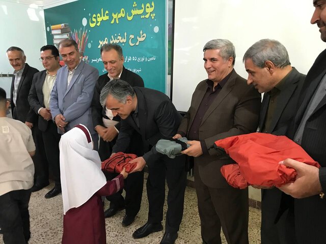 توزیع ۱۰ هزار بسته نوشت‌افزار بین دانش‌آموزان نیازمند در کردستان