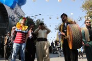 از کارناوال شادی تا روایت صلح و جنگ در اولین روز از جشنوارە تئاتر خیابانی مریوان+ فیلم
