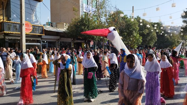 آغاز هجدهمین جشنواره بینالمللی تئاتر خیابانی مریوان با هنرنمایی کودکان مریوانی  آغاز هجدهمین جشنواره بینالمللی تئاتر خیابانی مریوان با هنرنمایی کودکان مریوانی