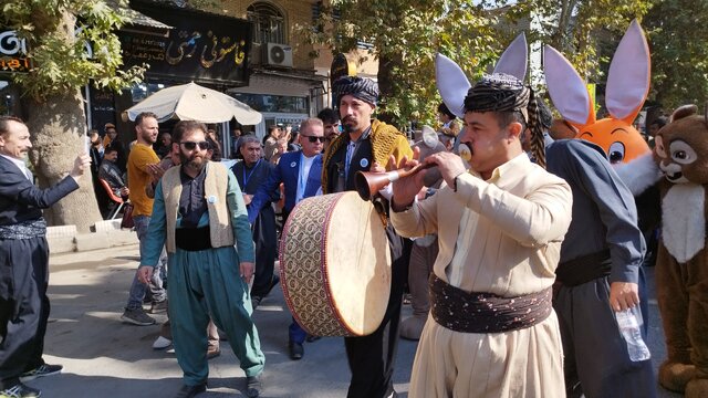 هجدهمین جشنواره بینالمللی تئاتر خیابانی مریوان با هنرنمایی کودکان مریوانی آغاز شد