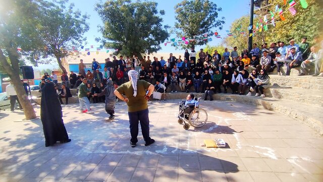 درخشش توانخواهان در صحنه تئاتر خیابانی مریوان درخشش توانخواهان در صحنه تئاتر خیابانی مریوان