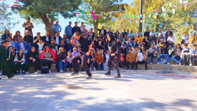درخشش توانخواهان بر روی صحنه تئاتر چهارمین روز از جشنواره خیابانی مریوان