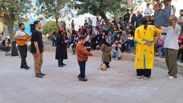 درخشش توانخواهان بر روی صحنه تئاتر چهارمین روز از جشنواره خیابانی مریوان