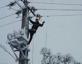 بارش سنگین برف به شبکه برق بانه و سقز خسارت وارد کرد