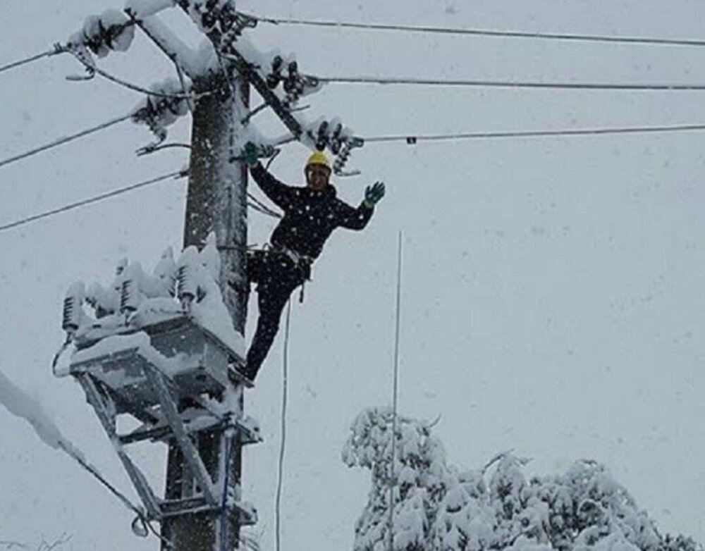بارش سنگین برف به شبکه برق بانه و سقز خسارت وارد کرد