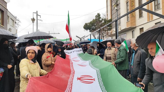 آغاز راهپیمایی ۲۲ بهمن در سنندج زیر باران و سرما با حضور پرشور مردم 