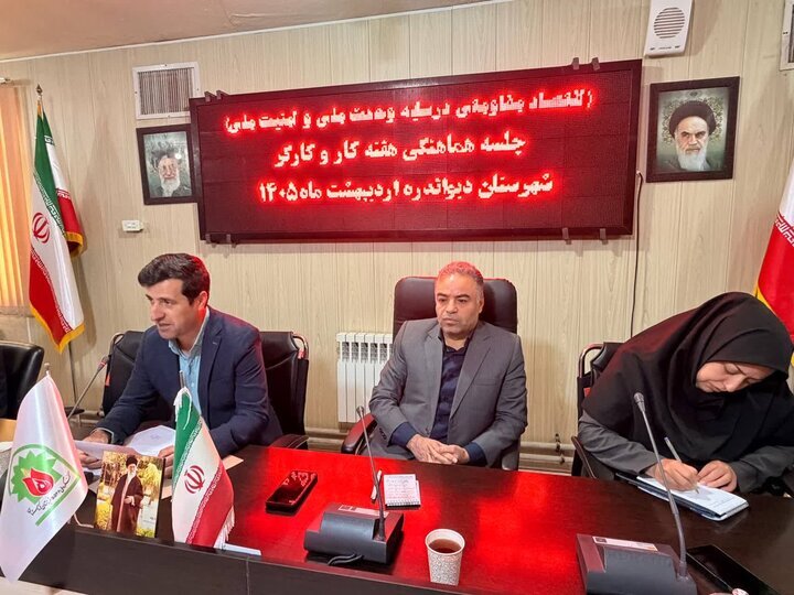لزوم صیانت و توجە بە امنیت شغلی و توجە بە مطالبات معیشتی کارگران در جامعە