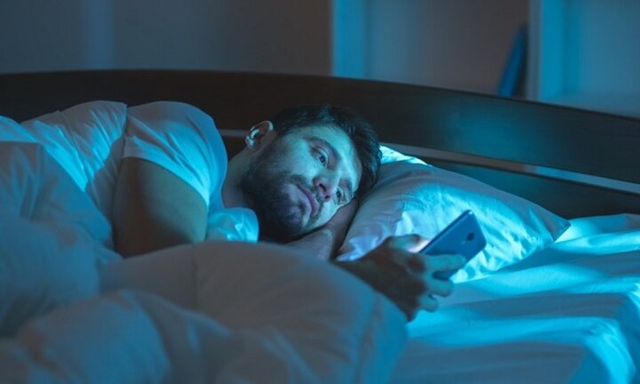 چرا با وجود خستگی، گوشی را کنار نمی‌گذاریم؟