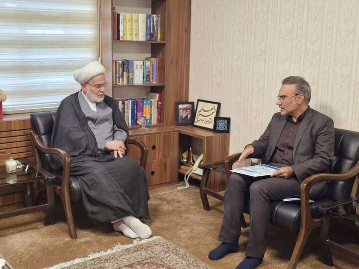 نماینده ولی فقیه در کردستان: بهبود معیشت کارکنان با جدیت بیشتری از سوی مسئولان پیگیری شود