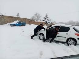 نجات جان بیش از ٢٠ نفر گرفتار شده در برف و کولاک 
