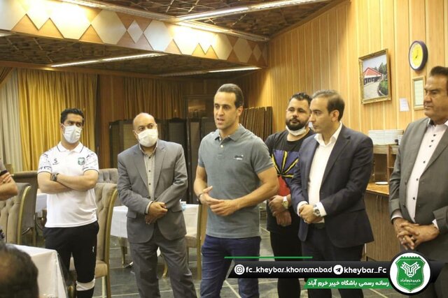 حضور علی کریمی در لیگ یک فوتبال به‌همراه خیبر خرم‌آباد